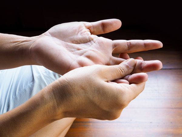 Causas y síntomas del dedo en resorte