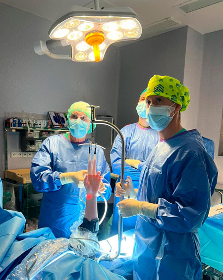 Equipo Unidad de Cirugía de la Mano en Quirófano durante una artroscopia